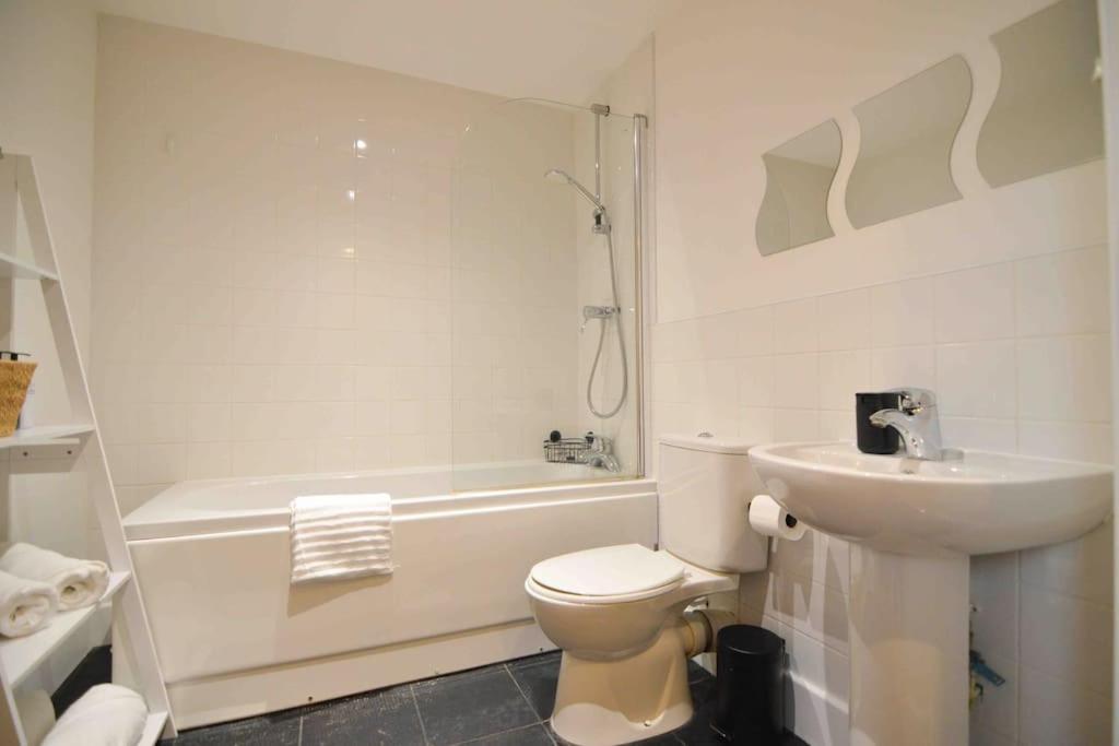 Cosy, Centrally Located Studio With Gated Parking! ラフバラー エクステリア 写真
